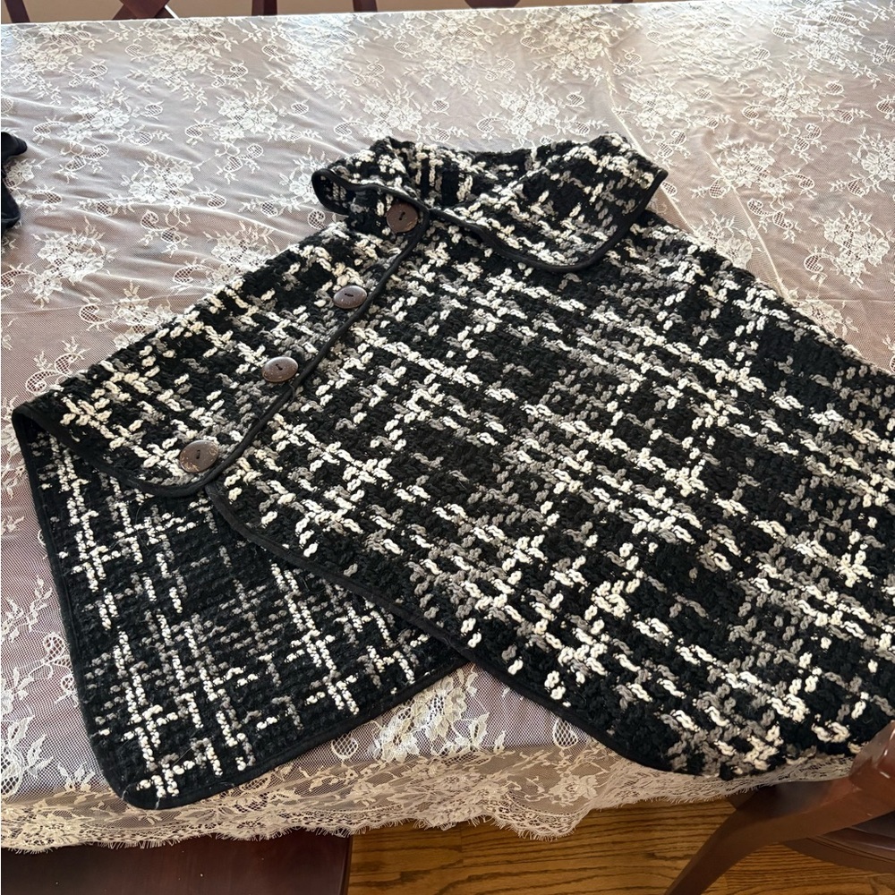 Chic Black & Cream Textured Poncho – One Size